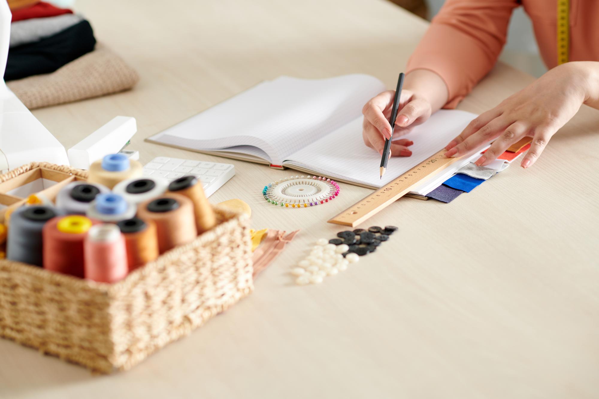 Workshop table with threads and sketches